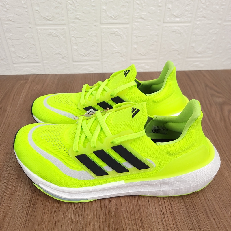 阿迪达斯减震舒适透气运动跑步鞋