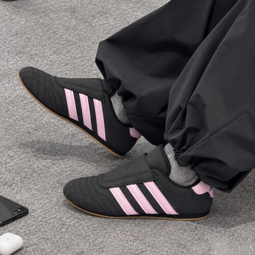 Adidas 阿迪达斯 女款时尚百搭跆拳道文化薄底运动休闲鞋 JR4960