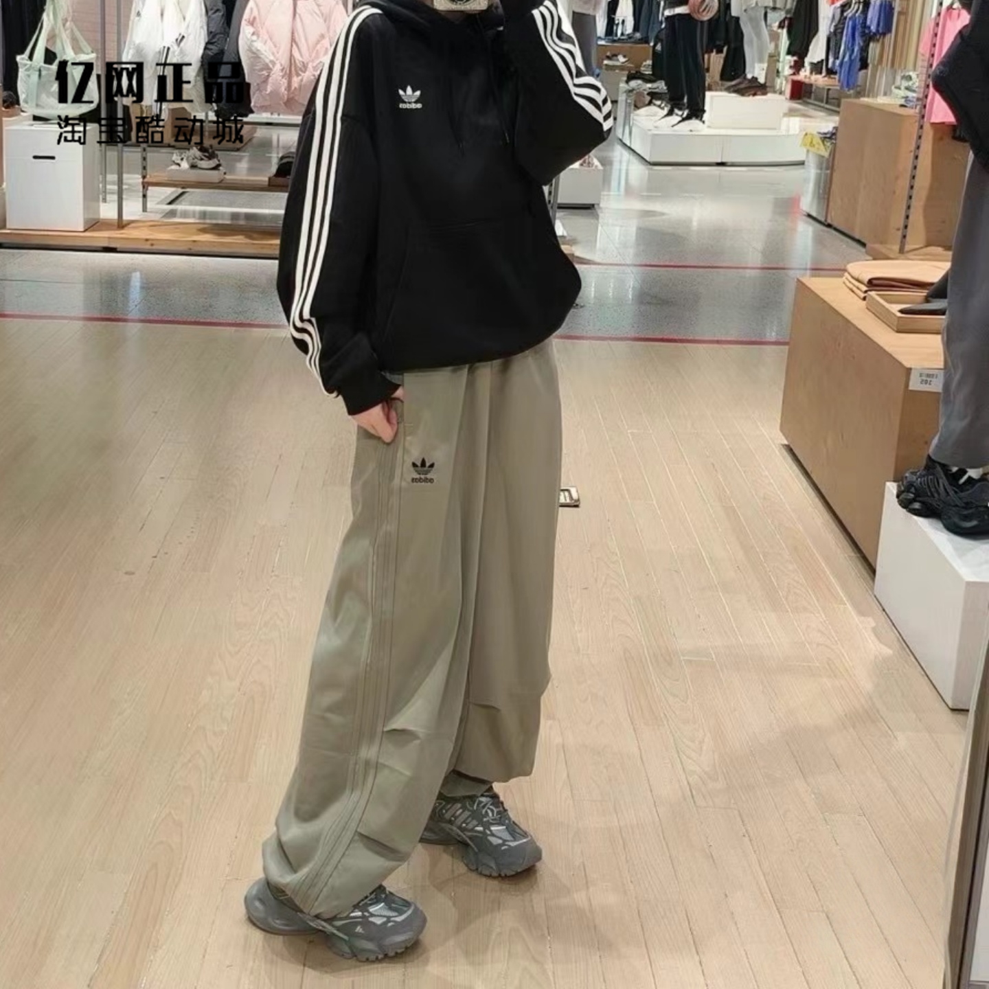 Adidas 三叶草 男款宽松时尚休闲长裤阔腿梭织长裤伞兵裤 IZ4849