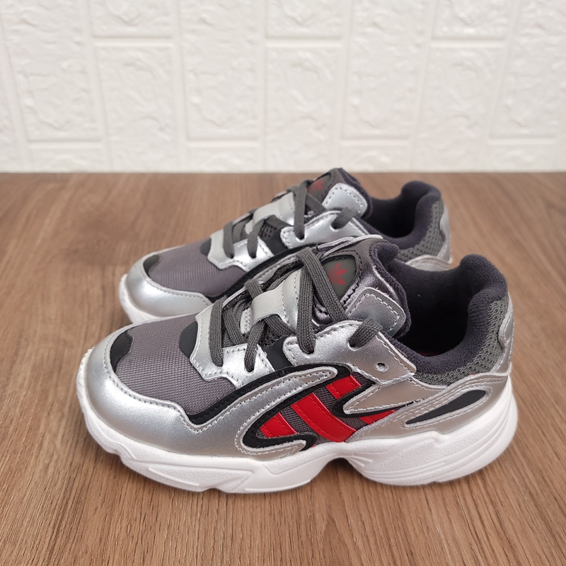 阿迪达斯儿童防滑耐磨舒适休闲鞋