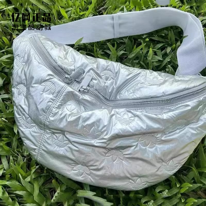 Adidas 阿迪达斯 三叶草 女运动休闲时尚亮泽感斜挎包腰包 IL5013