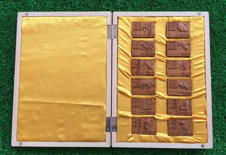 包邮贺岁版越黄十二生肖牌子 越黄461牌子挂件 越黄生肖收藏品