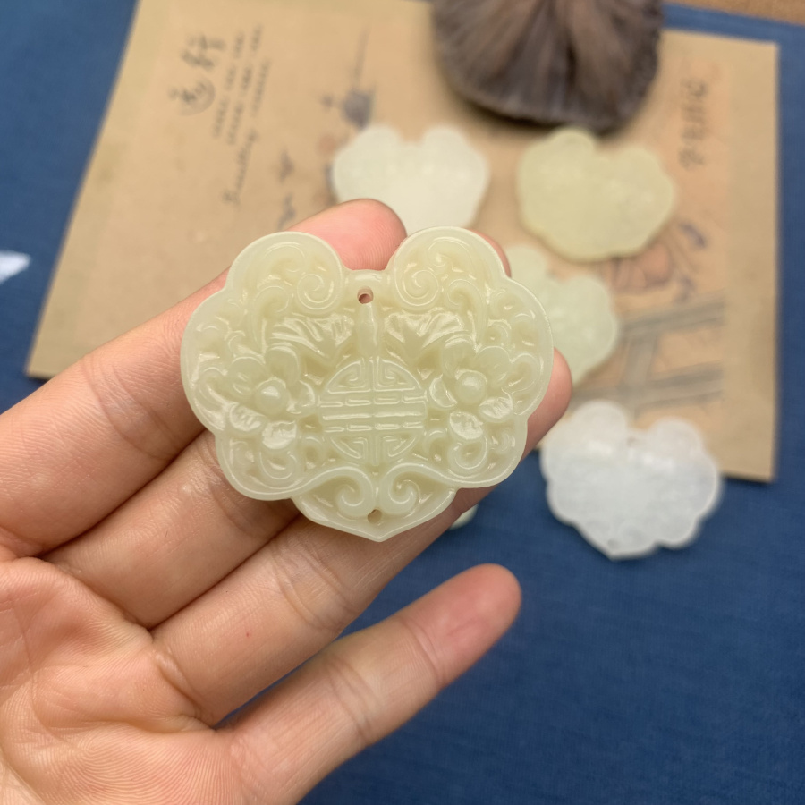 阿富汗青白玉福寿梅花如意锁吊坠 diy玉石配件璎珞项链玉佩挂饰品