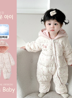 女宝宝羽绒服连体衣1岁女童连帽外出爬服婴儿冬季白鸭绒抱衣