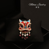 艺术国潮醒狮胸针女中国年红色喜庆立体宝石镶嵌胸花大衣配饰礼物