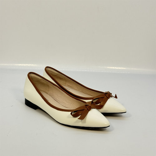 梦飞嫦真皮尖头平底百搭单鞋