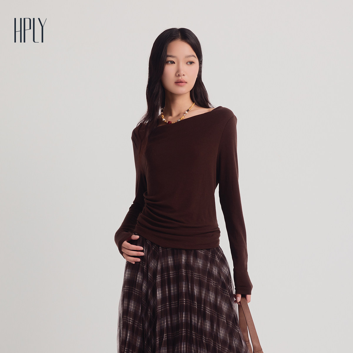 HPLY/荷比俪新款轻熟优雅风‌一字肩设计莱赛尔一衣两穿上衣T恤图片