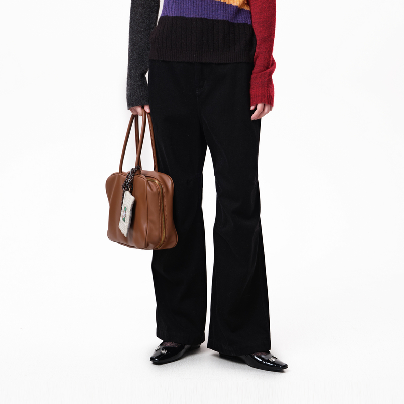 后腰松紧、斜插袋、挺括