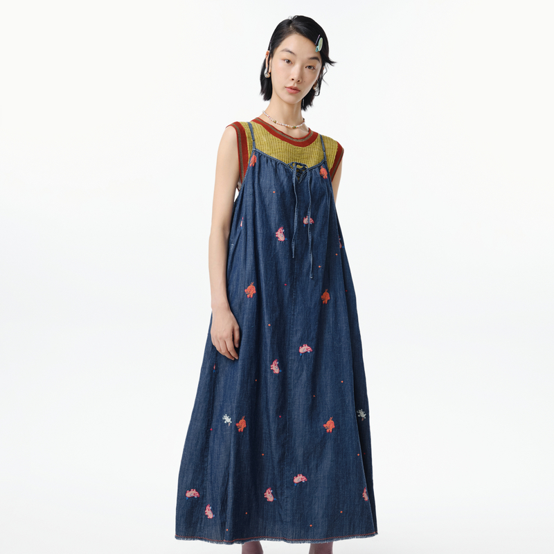 可调节细肩带、口袋、绣花