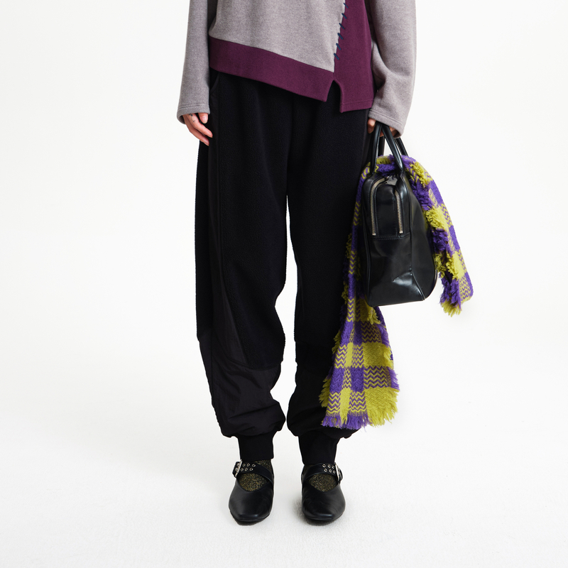 松紧腰、口袋、下脚微收