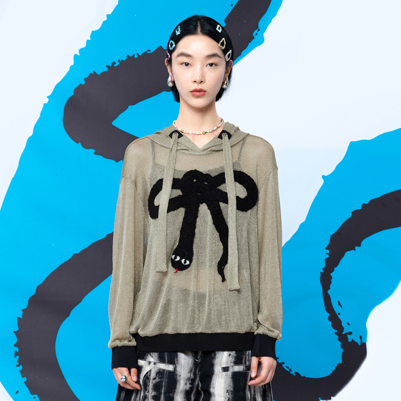 连帽设计、金属丝网布面料、蝴蝶结蛇章仔