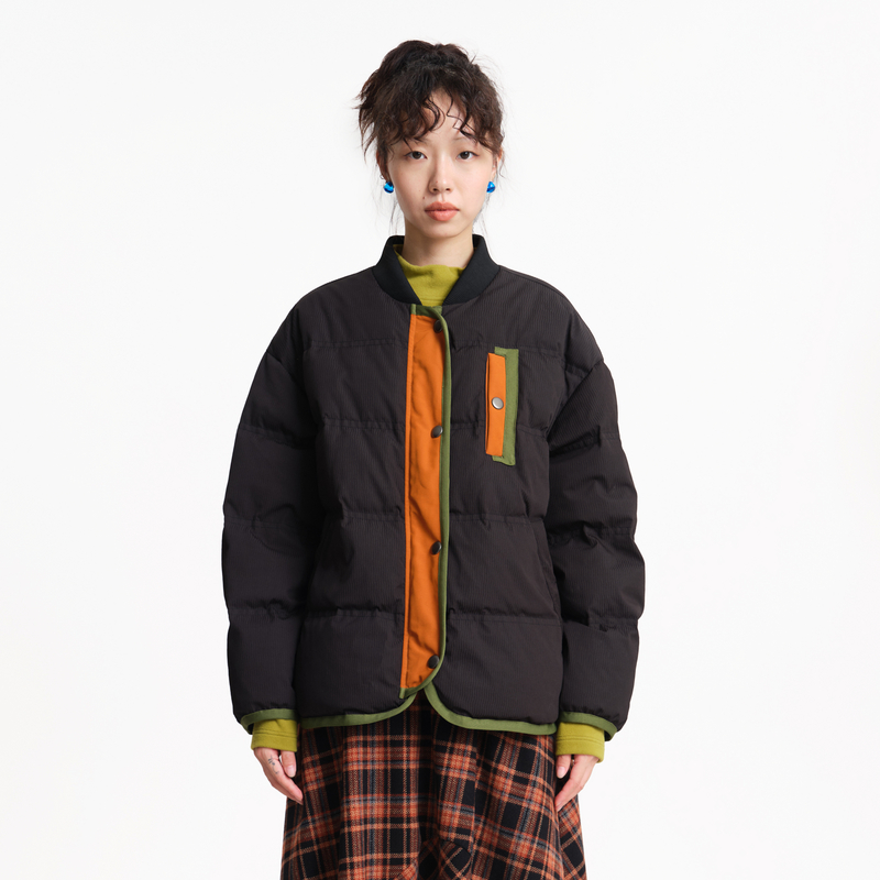 罗纹领、撞色织带、多口袋