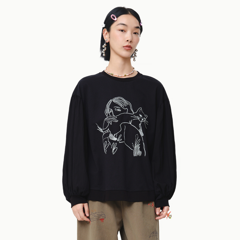 圆领、绣花图案、面料拼接、开衩抽绳