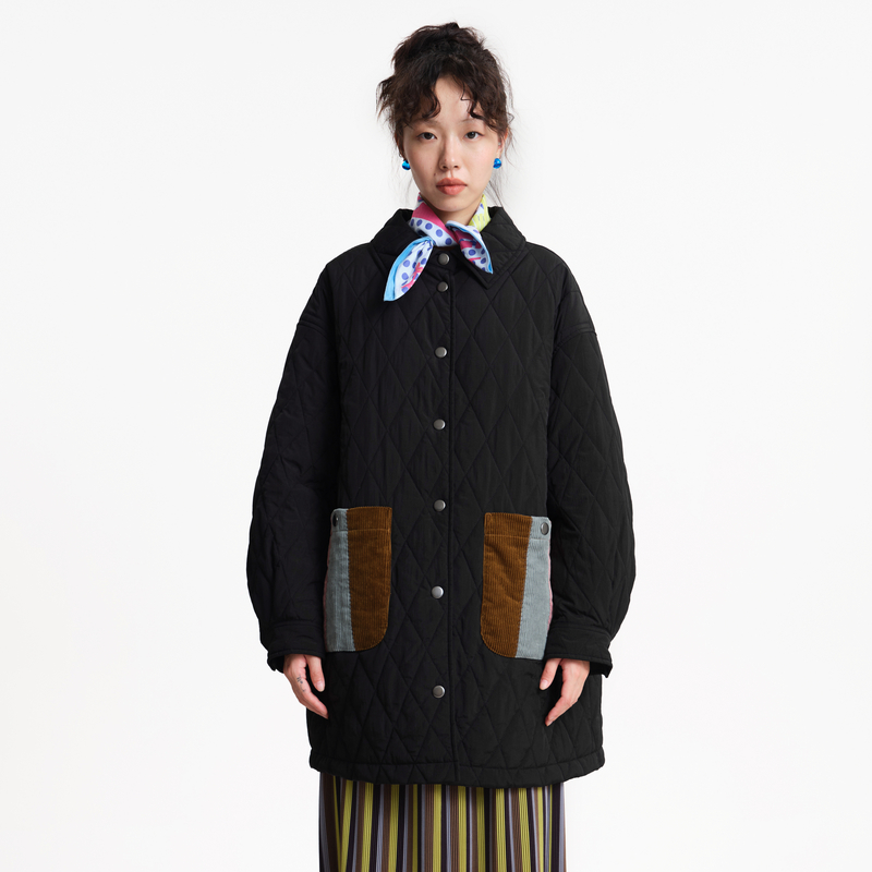 翻领、撞色口袋、四合扣