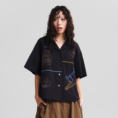 MOVEUP幻走2026春季新款.FUN系列翻领线条绣花后幅破骨短款衬衫女