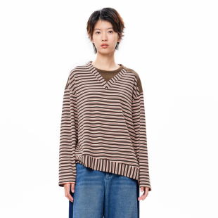 T恤女 .FUN系列V领分割条纹斜下摆复古短款 MOVEUP幻走2025冬季 新款