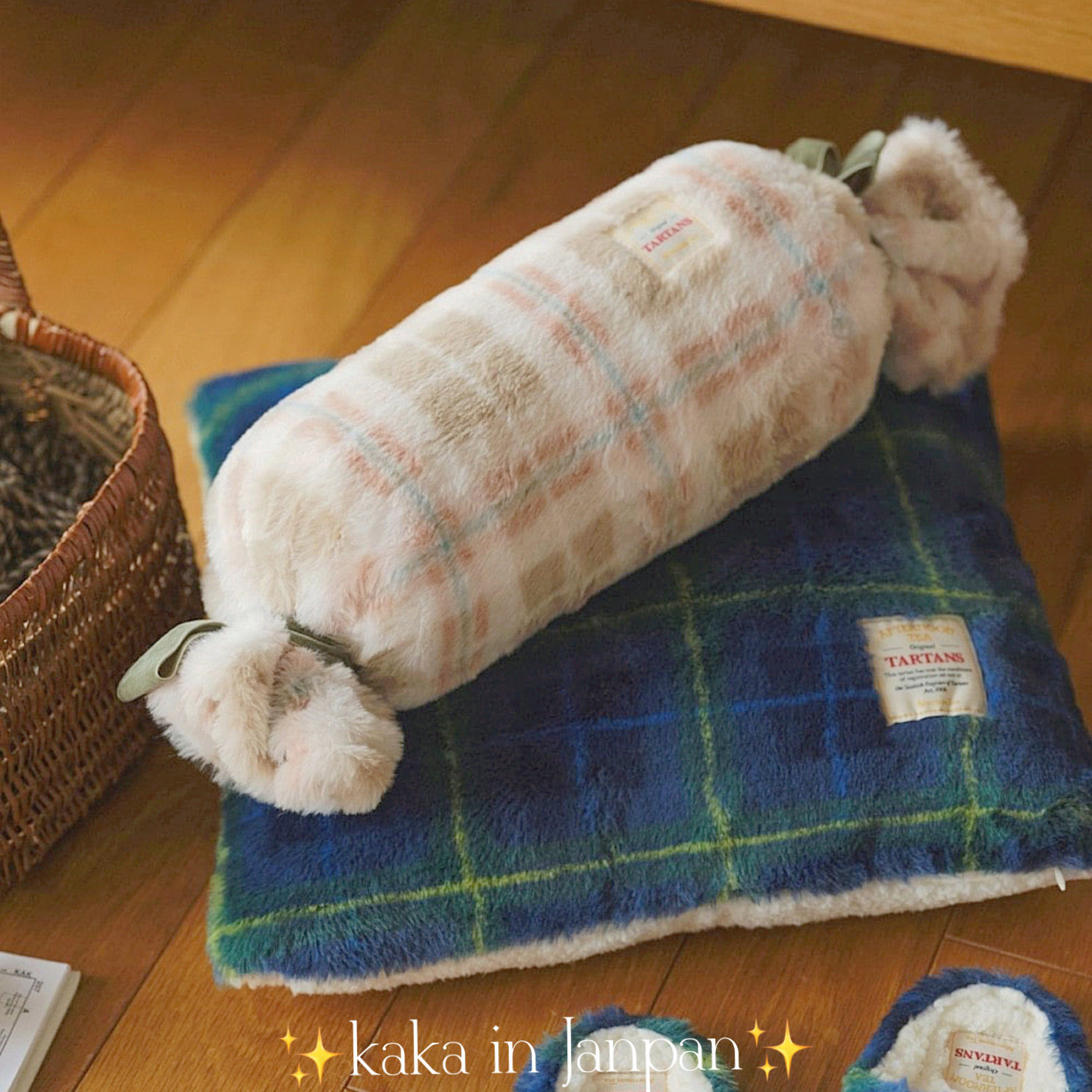 日本afternoontea 秋冬限定格纹蝴蝶结毛绒糖果造型靠垫靠枕枕头