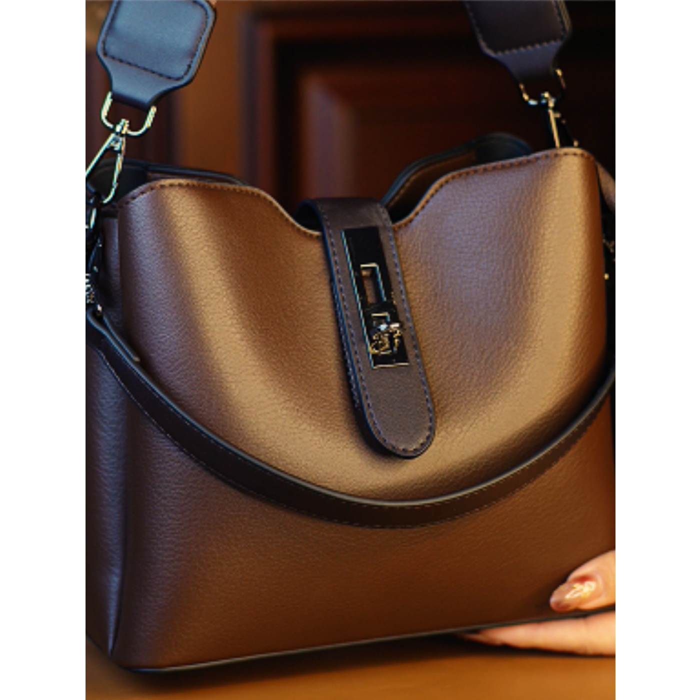 高级感时尚通勤水桶包女秋冬真皮