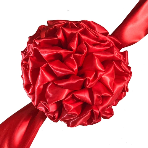 Откройте ленту, разрезая большой красный цветочный автомобиль Новый автомобиль. Новая доставка автомобилей Big Safflower Ball Commendation Foundation