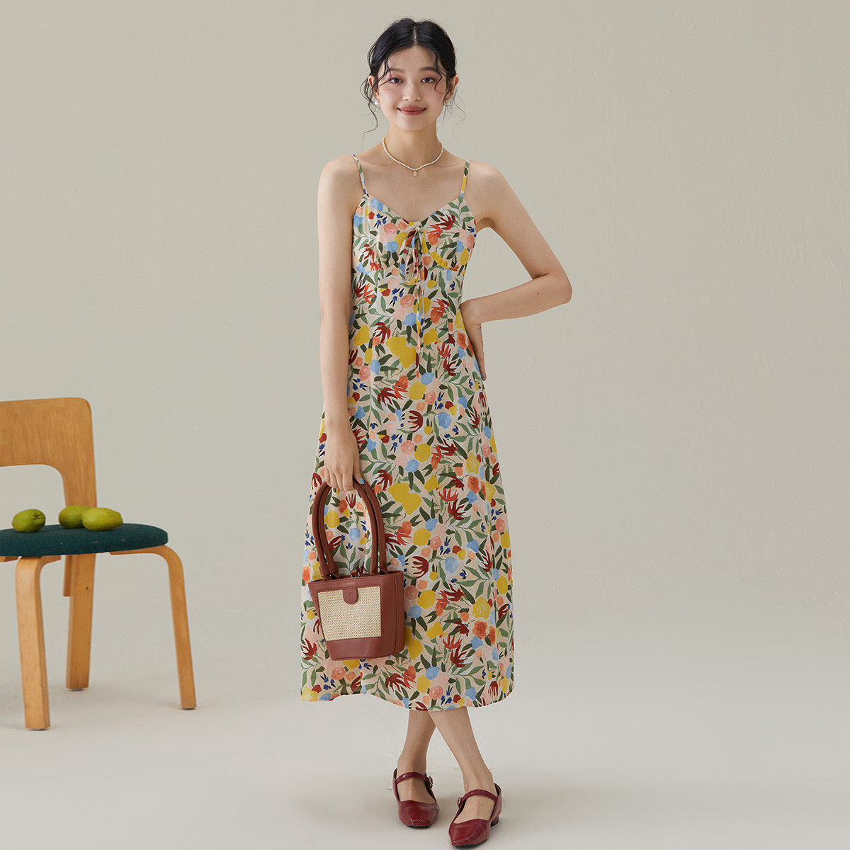 one more2025夏季新款v领碎花吊带连衣裙女修身雪纺裙高