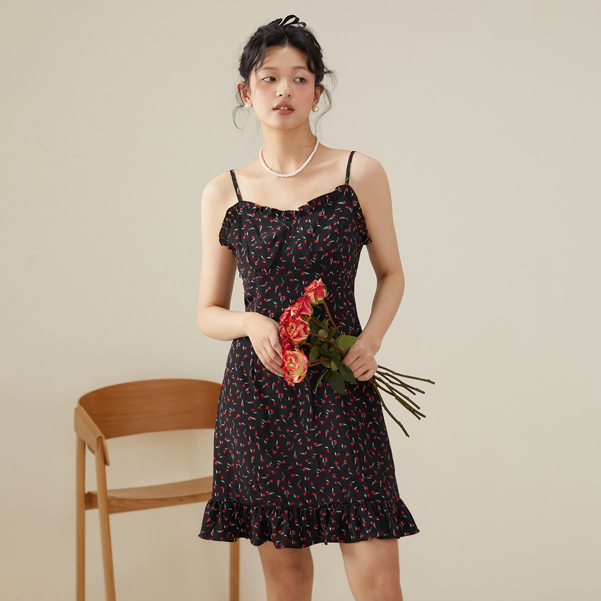 小个子复古碎花裙女2026夏季修身吊带连衣裙设计感荷叶边短裙