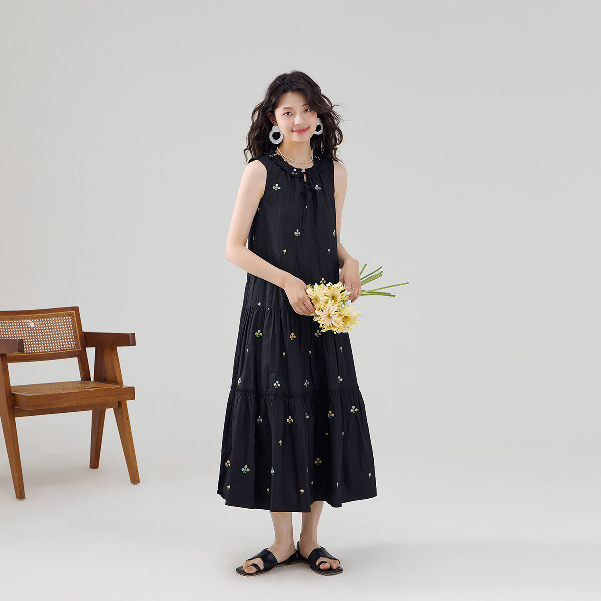 夏季洋气法式裙子刺绣连衣裙女纯棉高级感宽松碎花无袖a字背心裙