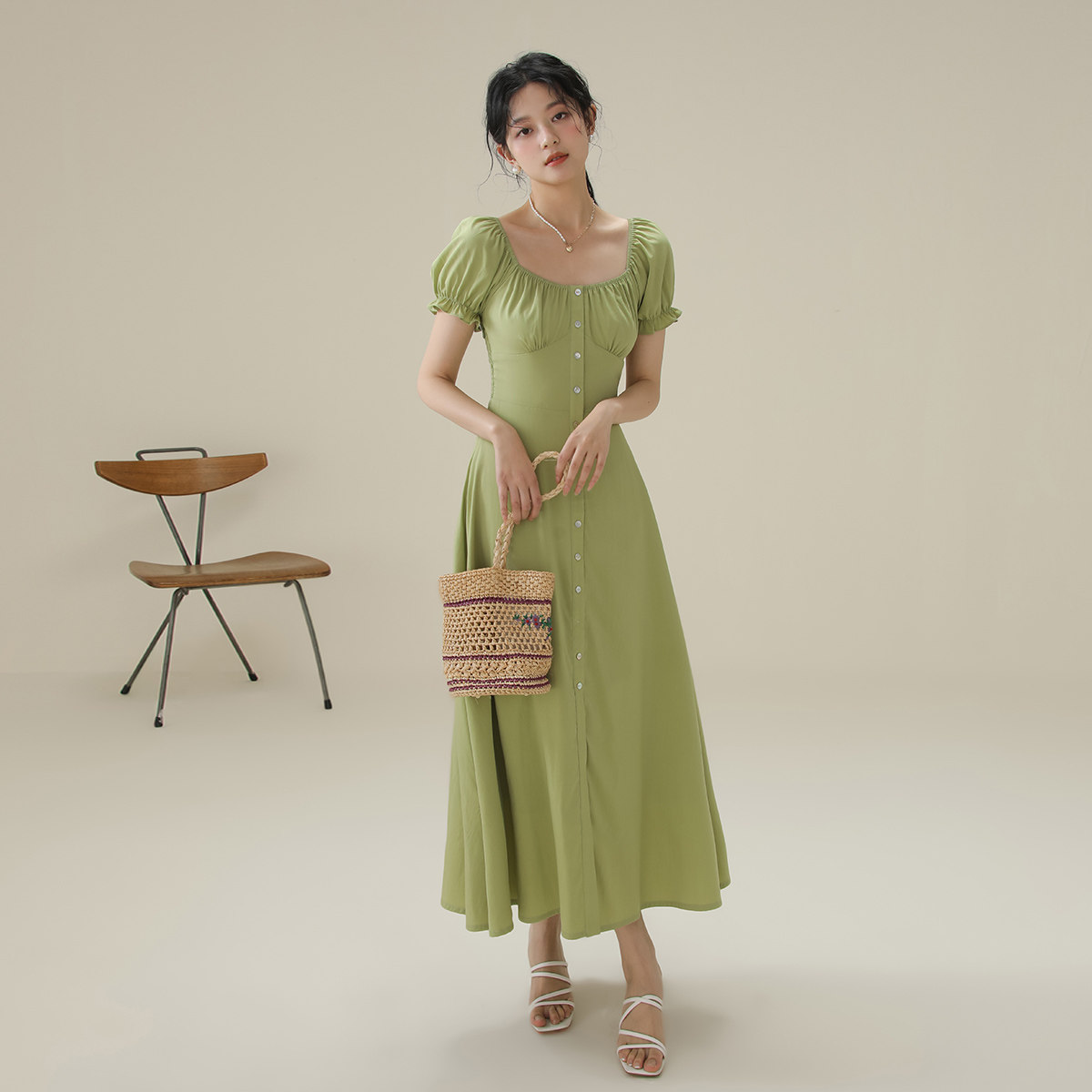 短袖法式泡泡袖连衣裙女2026夏季薄款气质收腰设计感方领长裙