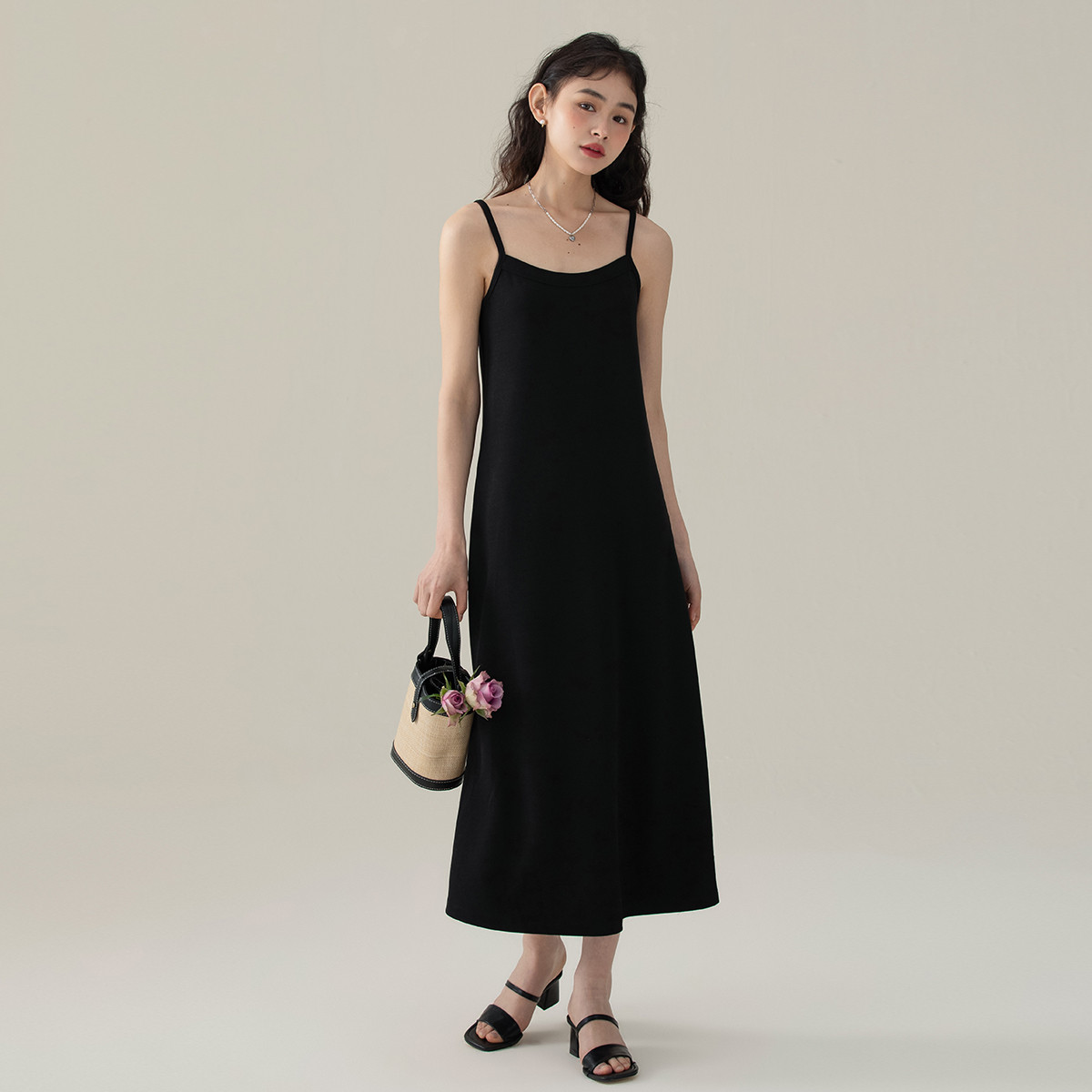 one more2025夏季新款法式赫本小黑裙a字吊带连衣裙女气