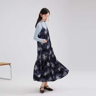 one more2025秋冬外穿吊带丝绒连衣裙女气质高级感扎染显瘦印花裙