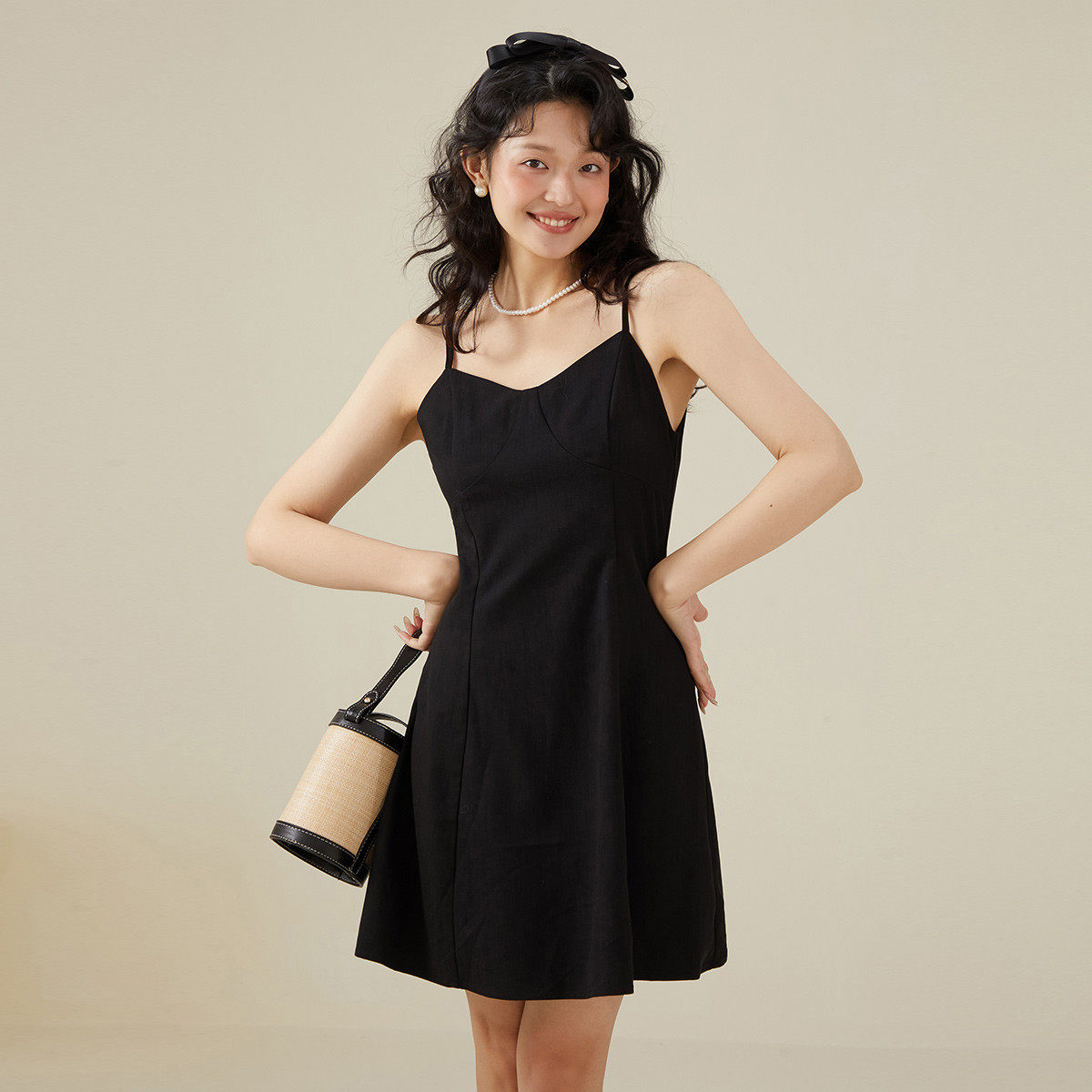 one more2025夏季赫本风小黑裙女高级感修身吊带连衣裙小