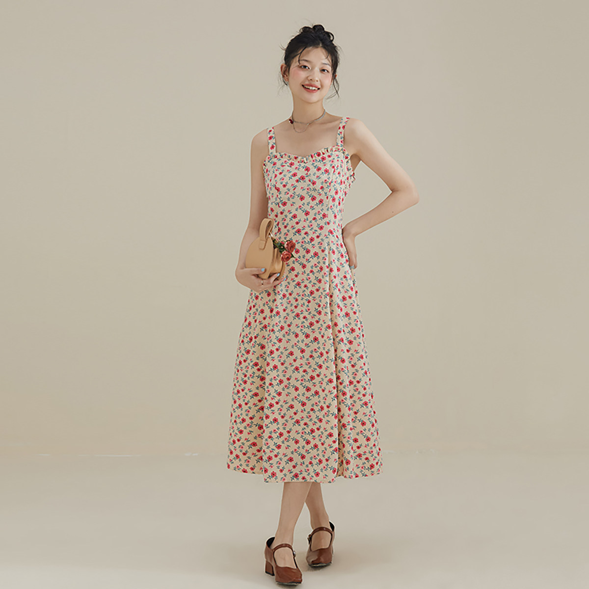 复古碎花吊带裙女高级感木耳边宽肩带连衣裙2026夏季修身裙子