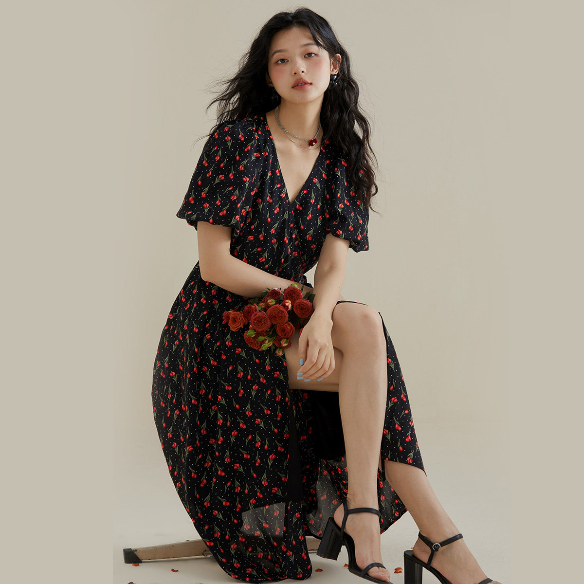 2026夏季短袖v领碎花裙气质高级感法式泡泡袖连衣裙度假长裙