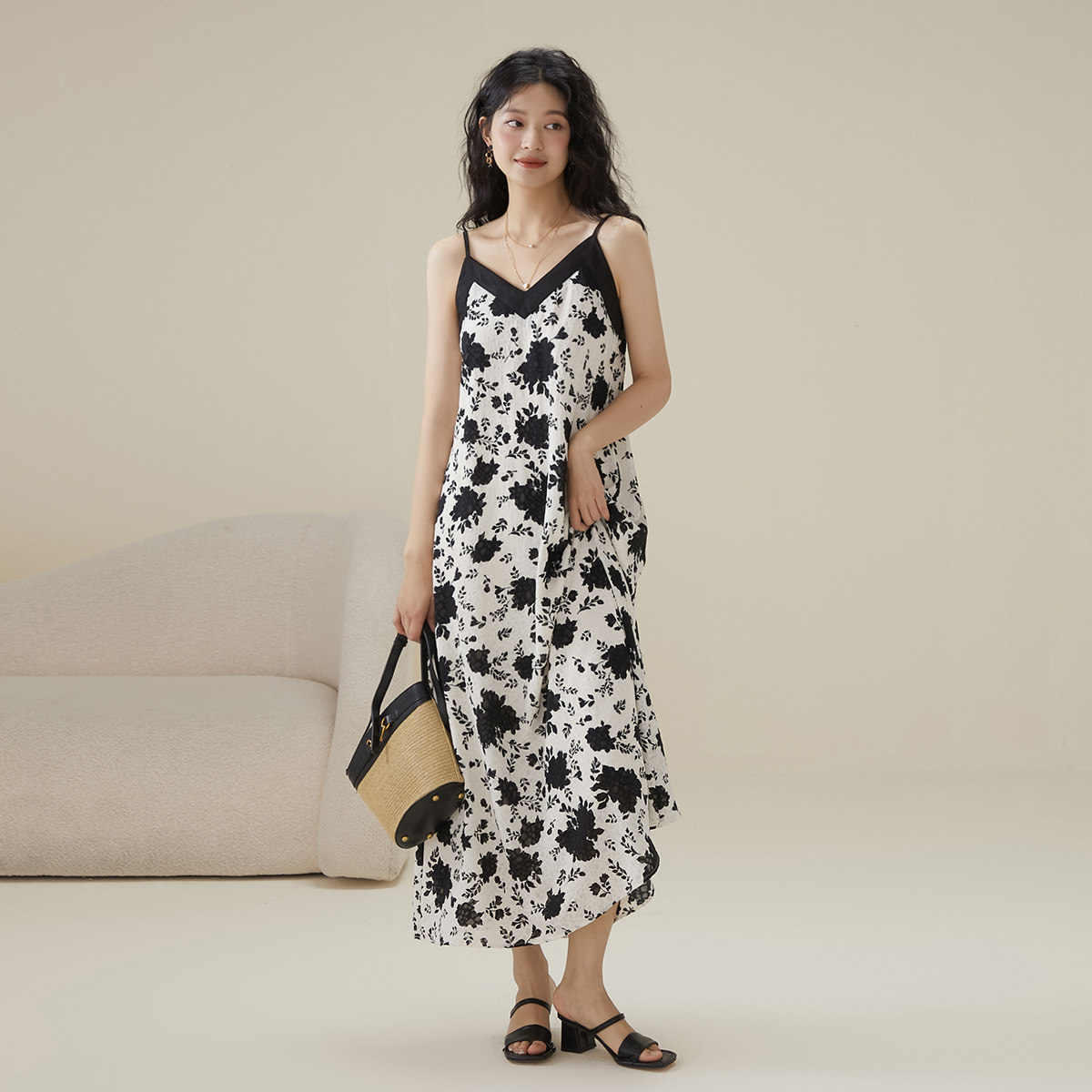 复古碎花吊带裙女2026夏季薄款宽松度假连衣裙高级感雪纺长裙