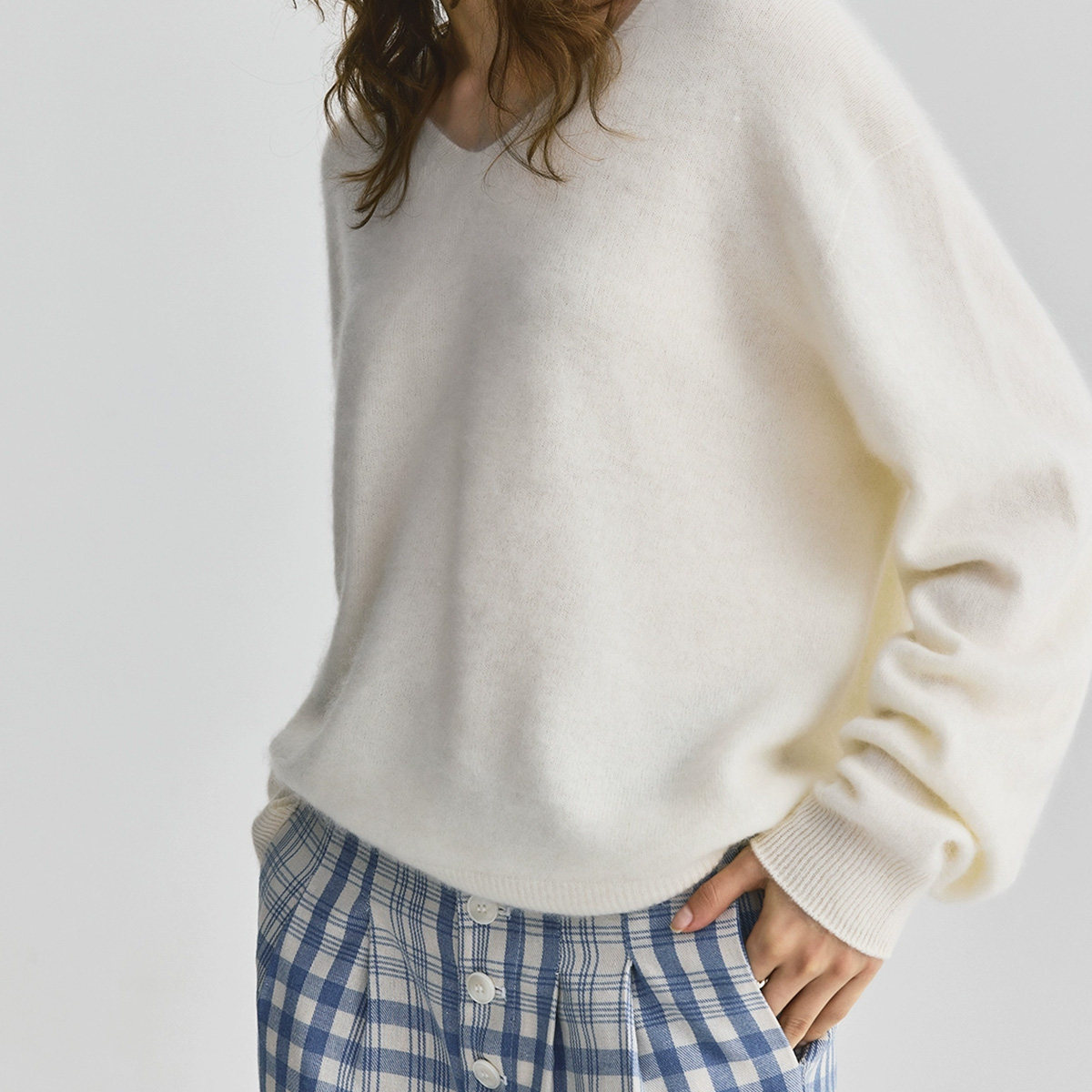 one more冬季2025新款V领针织衫长袖纯色套头宽松打底衫