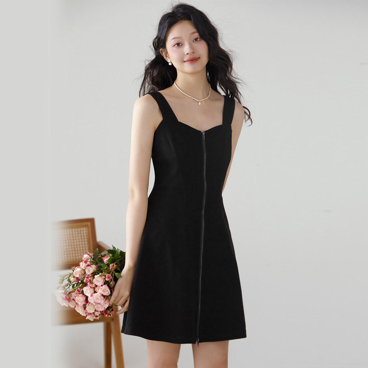 one more2025夏季新款小个子吊带连衣裙女高级感宽肩带修