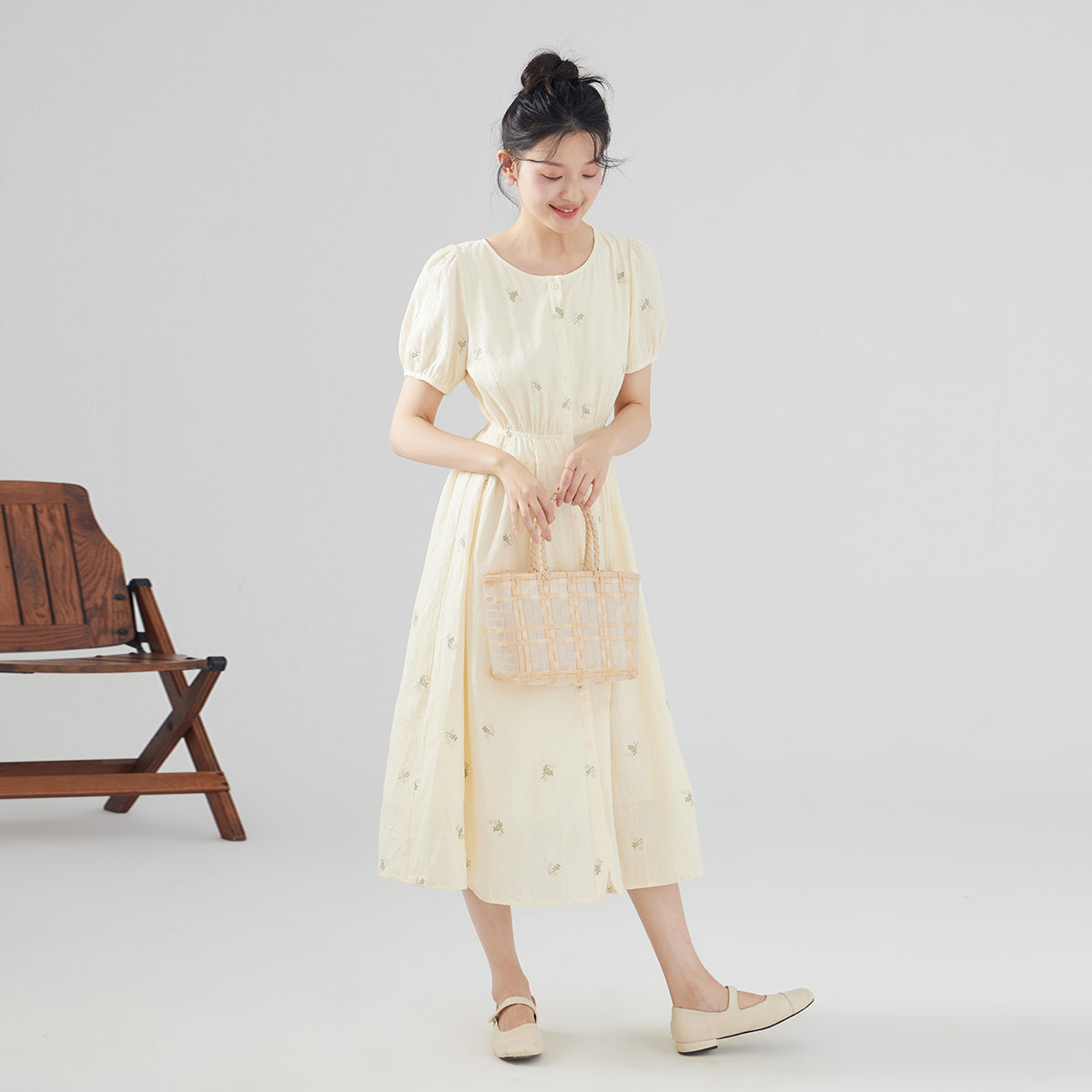 one more圆领泡泡袖连衣裙女2025新款高级感刺绣法式度假