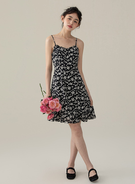 one morea字碎花连衣裙女高级感吊带茶歇裙度假裙子