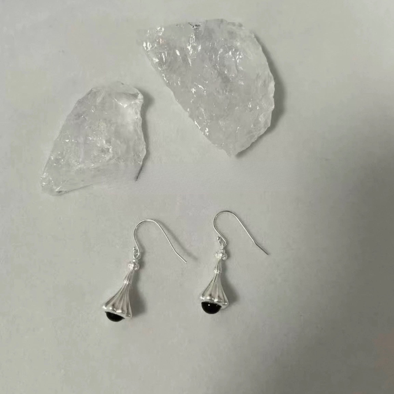 撿漏價：降落 黑瑪瑙裙褶耳墜 925純銀