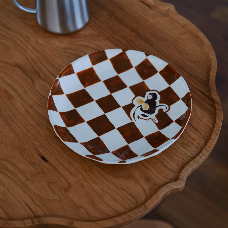 川谷原创手绘棋盘格铃兰女孩陶瓷盘子家用圆盘