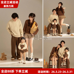 复古油画纪实风咖色毛衣套装儿童摄影影楼三口简约亲子服装拍照