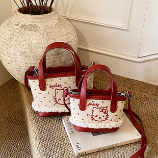 可爱kt猫斜挎包新款女童红色波点手提包卡通小女孩儿童拜年外出包