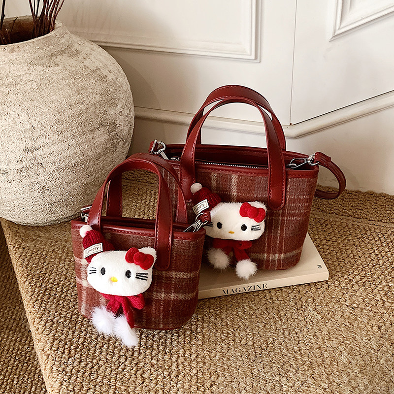 女童包包2026新款斜挎包儿童红色格子水桶手提包时尚小女孩拜年包