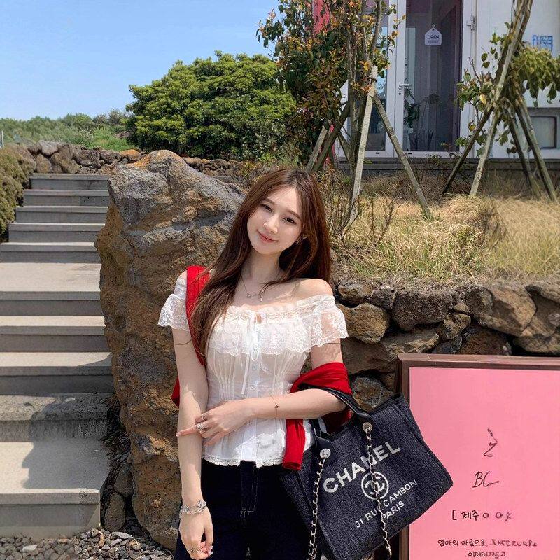 芭比盈通白色蕾丝花边一字肩衬衫女春夏季设计感收腰修身显瘦短款