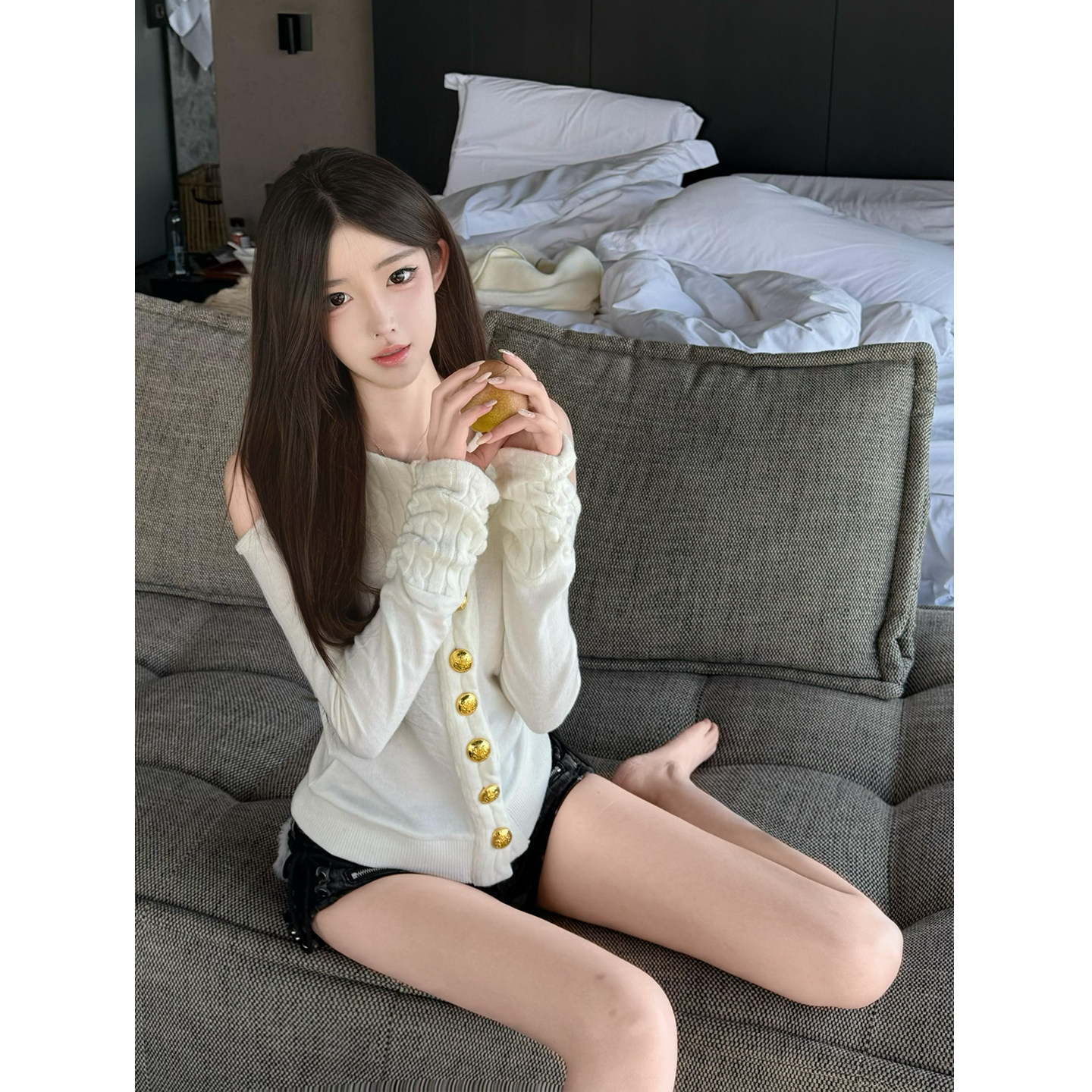 软糯露肩修身连帽开衫毛衣