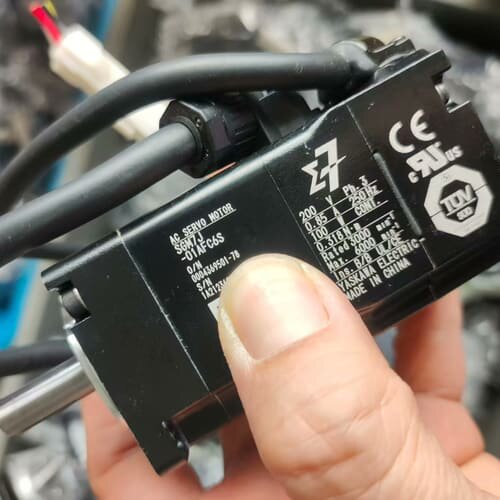 议价安川100W伺服电机套装，带驱动器SGD7S-R90A30A