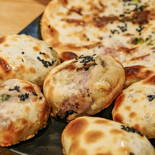衢州特色小吃香辣烤饼葱肉鲜肉饼梅干菜烧饼糕饼锅盔新鲜现做包邮