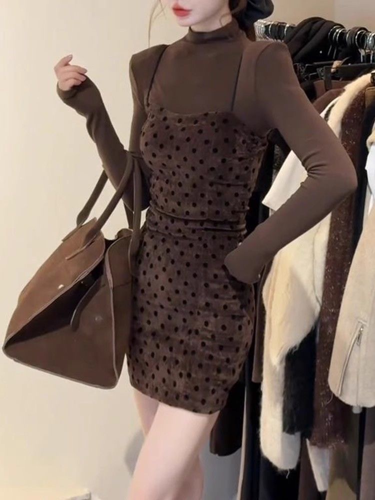 2025新款法式复古气质名媛高级感小众设计感波点丝绒吊带连衣裙女