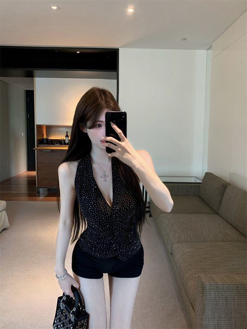 黑色烫钻挂脖V领吊带背心女2025夏季新款露背修身短款纯欲上衣