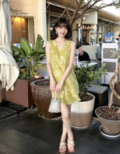 2026夏无袖背心裙女设计感小众修身显瘦高级感气质连衣裙绿色刺绣
