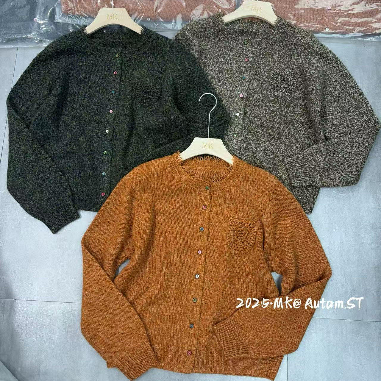 2025冬季新款圆领立体花朵羊毛针织衫